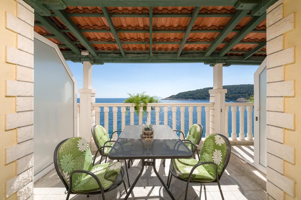 Superb Beachfront Luxury Seaview With Private Beach Milna  Extérieur photo