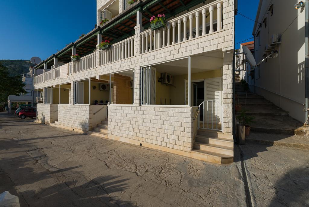 Superb Beachfront Luxury Seaview With Private Beach Milna  Extérieur photo