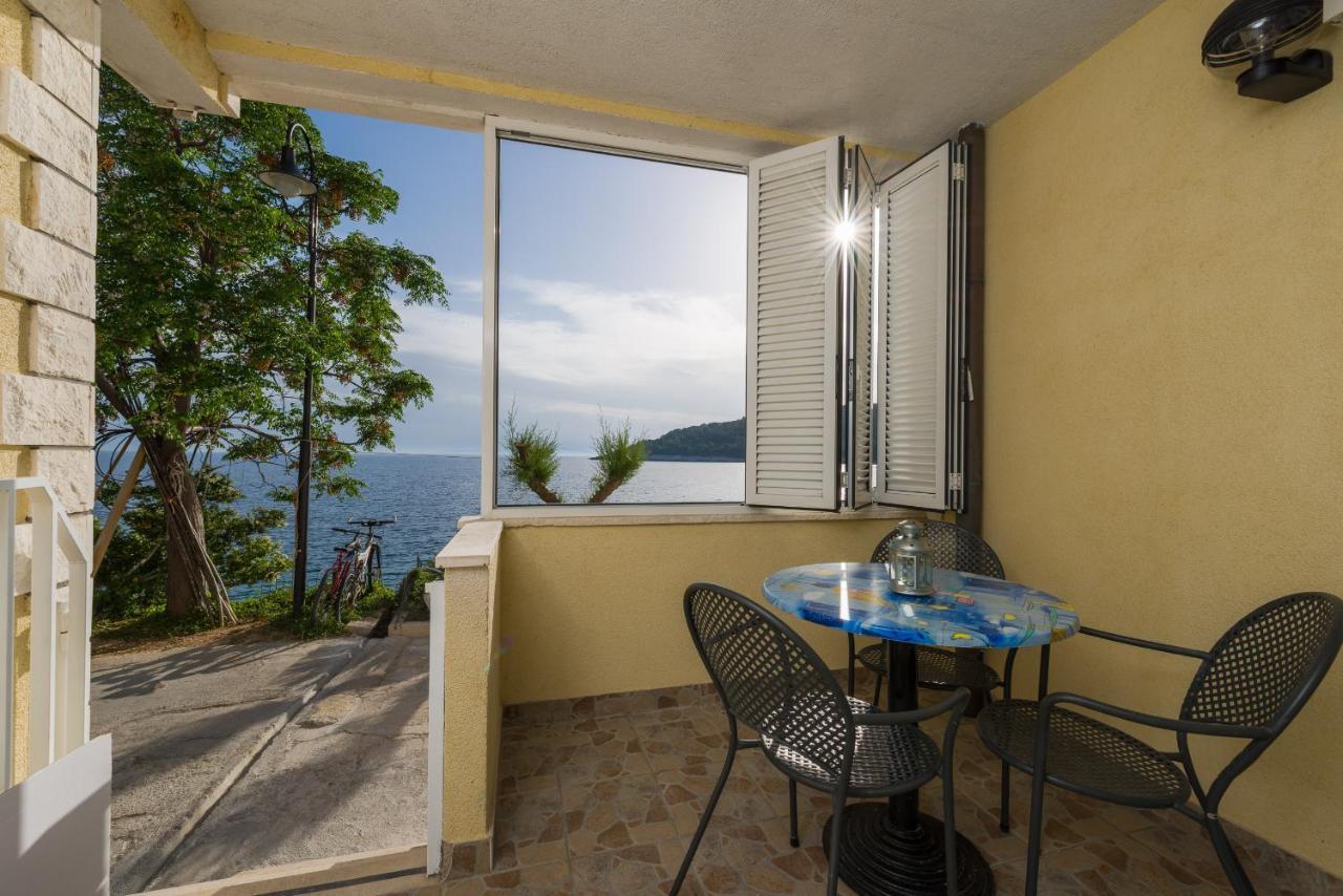 Superb Beachfront Luxury Seaview With Private Beach Milna  Extérieur photo